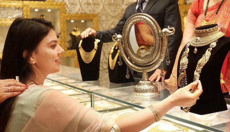 Gold prices continue to fall